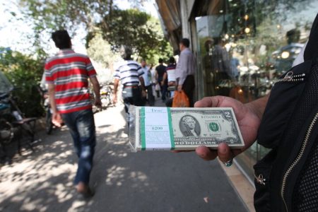 با کاهش قیت دلار بازار از خریدار خالی شد
