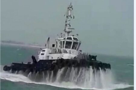 جلوگیری از غرق شدن بارج باری در جزیره خارک