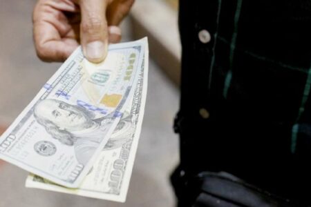 افزایش خرید‌ ارز از سوی معامله گران برای کنترل نرخ ارز