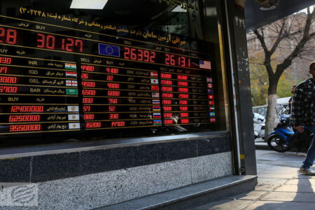 معامله گران در بازار دلار محتاط تر عمل کنند