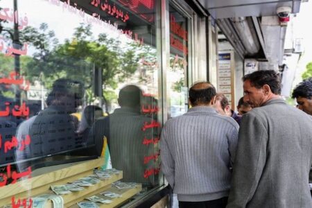 هجوم خریداران ارز به صرافی های سعادت آباد