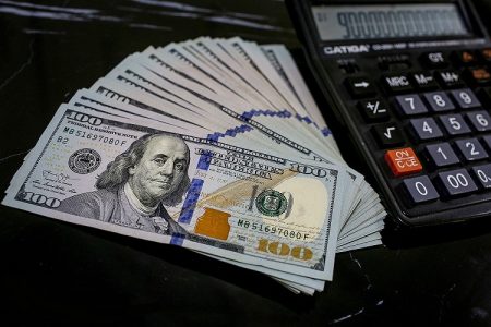 کاهشی شدن نرخ دلار و یورو در مرکز مبادله