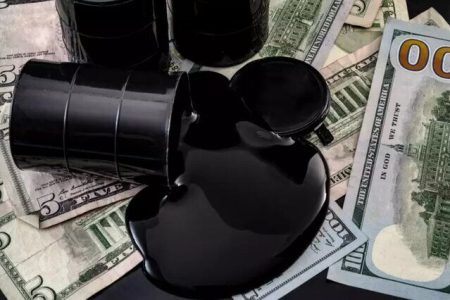 قیمت نفت تحت تاثیر تقاضای جهانی برای سوخت کاهش یافت