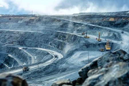 زمینه اشتغال ۱۲۰۰ نفر معدن کرومیت منوجان فراهم شد