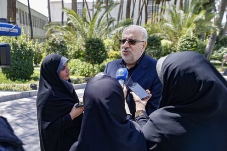 وزیر نفت: اتصال کارت بانکی به کارت سوخت قطعی نیست