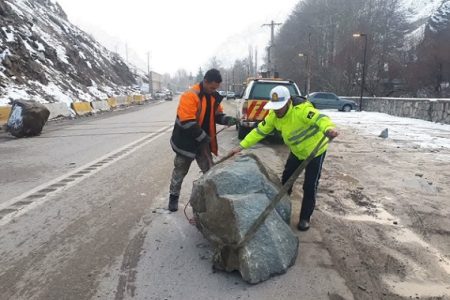 هشدار ریزش سنگ و بهمن؛ مسافران در جاده چالوس توقف نکنند