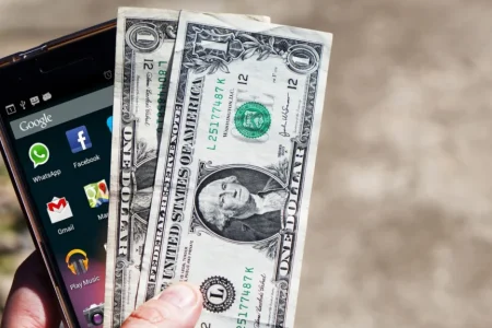 عجایب بازار موبایل ایران؛ واردات آیفون با دلار ۲۰۰ هزار تومانی!