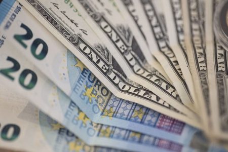 قیمت دلار نیمایی و مبادله‌ای بدون توقف می‌تازد