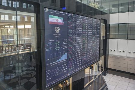 بازار بورس با کاهش ۳۳ هزار واحدی هفته را با ریزش آغاز کرد