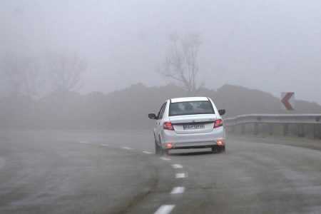 امروز (۱۲ آذر)؛ مه سنگین در جاده چالوس+محورهای بارانی
