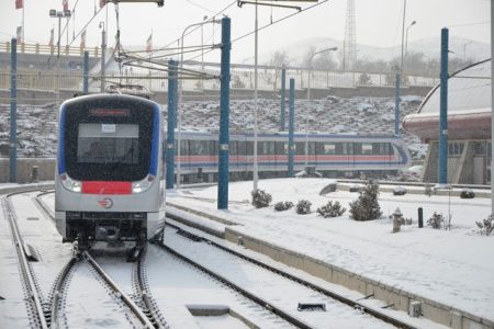 قطعی برق و توقف متروی کرج-تهران در روز برفی