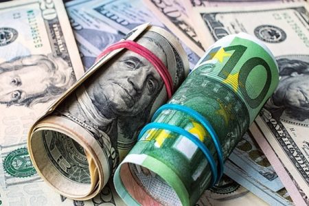 کاهش قیمت دلار در بازار ارز تجاری؛ یورو گران شد