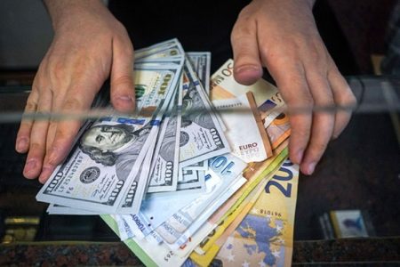 آغاز هفته با ریزش قیمت دلار در بازار ارز تجاری+نرخ یورو