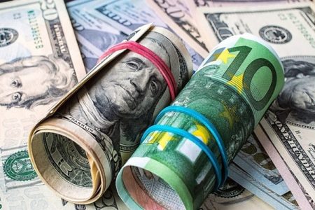 در بازار ارز تجاری؛ قیمت دلار گران و یورو ارزان شد