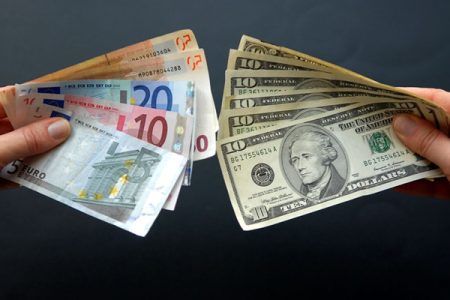 ثبات قیمت دلار در بازار ارز تجاری؛ یورو ارزان شد