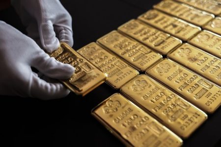 توقف روند صعودی قیمت طلا؛ اونس امروز چند دلار ارزان شد؟