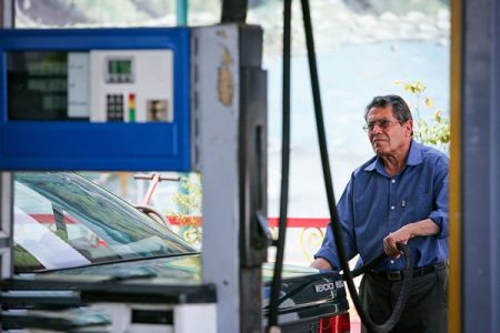 دو راهی قیمت بنزین: شوک درمانی یا اصلاح تدریجی؟