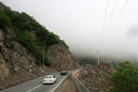 ترافیک و مه سنگین در جاده چالوس؛ تردد پرحجم ولی روان در هراز