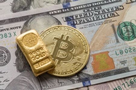 افزایش قیمت طلا همزمان با افت دلار و نوسان بیت‌کوین