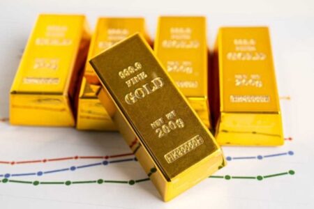 کاهش نرخ بهره و افزایش دلار، قیمت طلا را پایین کشید