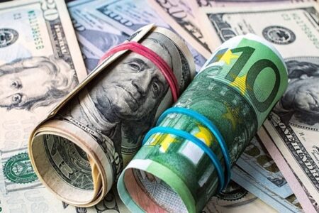 کاهش قیمت دلار در بازار ارز تجاری؛ یورو چقدر شد؟