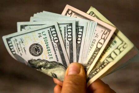کارشناس بازار ارز: ارزش واقعی دلار کمتر از ۱۰۰ هزار تومان است