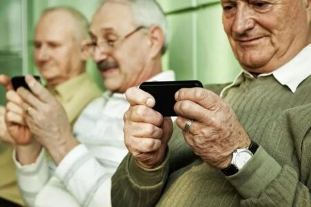 از کندی کراش تا اینستاگرام؛ بحران اعتیاد سالمندان به اینترنت