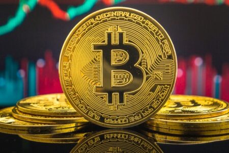 کاهش نقدینگی بیت‌کوین در صرافی‌ها؛ بازار آماده نوسان شدید