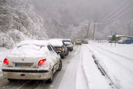 هشدار به رانندگان؛ جاده چالوس زیر بارش برف؛ ۲۲ محور مسدود شد