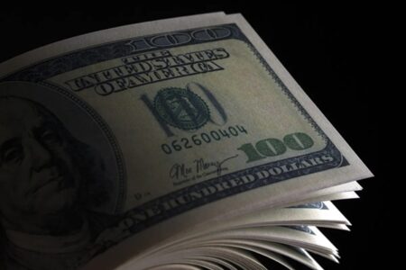 فعال اقتصادی: قیمت دلار در روزهای آینده به ۱۱۳ هزار تومان می‌رسد