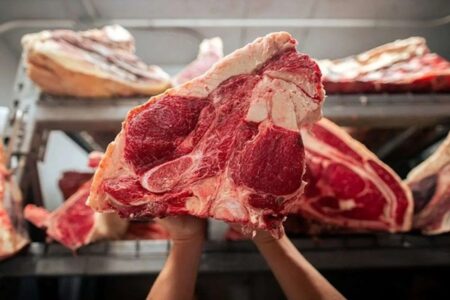 گرانی گوشت در راه است؛ کمبود نهاده و بیماری بازار را ناپایدار کرد