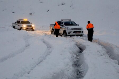 بارش برف جاده‌ها را غافلگیر کرد؛ لیست محورهای مسدود