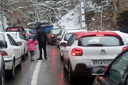 بارش برف و ترافیک سنگین در جاده چالوس و هراز