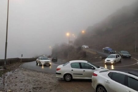 باران و مه گرفتگی در جاده چالوس؛ محورهای مسدود