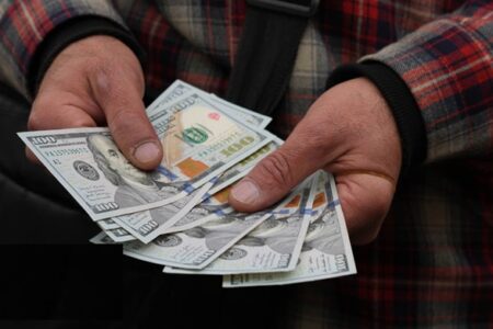 کاهش قیمت دلار آزاد امروز (۱۶ فروردین)