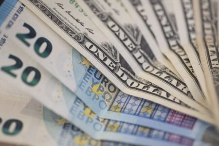 قیمت دلار مبادله‌ای در مرز تغییر کانال؛ یورو چند شد؟