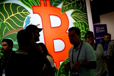 وضعیت بازار رمزارزها؛ جنگ بیت‌کوین در کانال ۷۷ هزار دلار