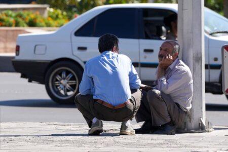اقتصاد ایران در پیچ خطر؛ انتقال موج گرانی از کالاها به خدمات