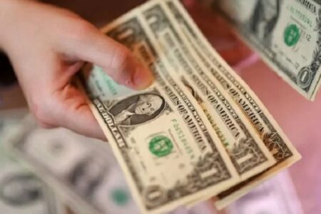 شوک صبحگاهی به بازار ارز؛ دلار ۱۷۰۰ تومان گران شد