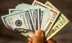 شوک ریزشی به بازار ارز؛ قیمت دلار ۲۶۶ هزار تومان شد
