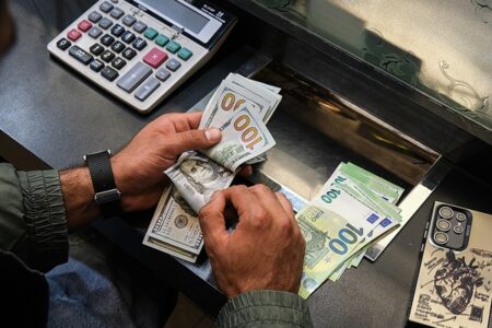 موج نزولی به بازار ارز رسید؛ سقوط قیمت دلار و یورو