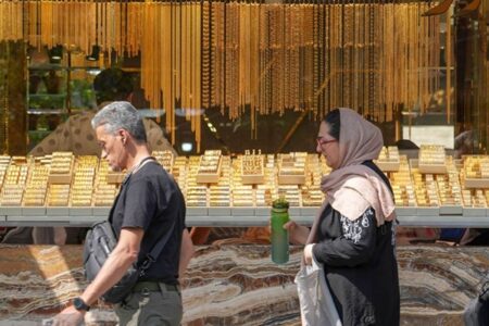 طلا قانون قدیمی بازار را به چالش کشید؛ اونس بالای ۴۰۰۰ دلار ماند