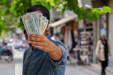 اگر دلار باید گران شود، چرا بانک مرکزی از مهار آن می‌گوید؟